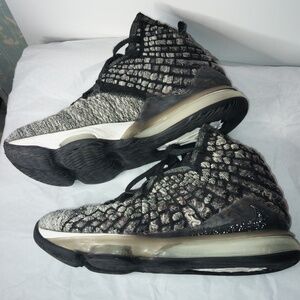 Nike Men's LeBron XV11 17 Black And White Basketball Sneakers Size 10 BQ3177-002